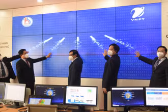 Lãnh đạo VNPT và tỉnh Đồng Nai nhấn nút khai trương IOC Biên Hòa.