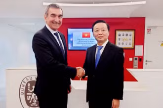 Ông Marc Boissonnet, Phó Chủ tịch Tập đoàn Bureau Veritas, chào mừng Bộ trưởng Trần Hồng Hà đến thăm.