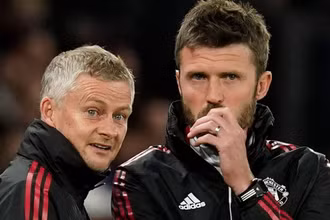 Michael Carrick luôn ở sau Solskjaer trước khi đứng mũi chịu sào. (Ảnh: SkySports)
