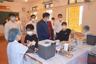 Lãnh đạo tỉnh Thái Bình kiểm tra việc tiêm vaccine ngừa Covid-19 cho trẻ em tại thành phố Thái Bình.