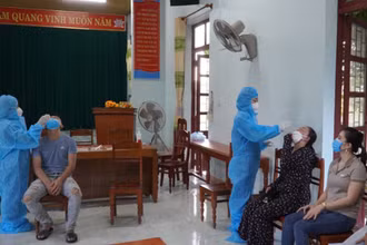 Lấy mẫu xét nghiệm cho người dân xã Quảng Phương, huyện Quảng Trạch.