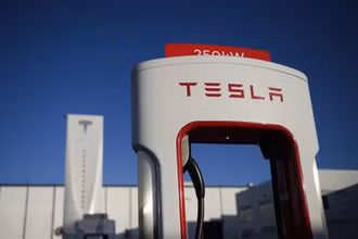 Biểu tượng Tesla tại một trạm sạc điện của hãng ở Hawthorne, California. (Ảnh: TTXVN)