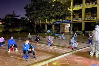 Việc lấy mẫu xét nghiệm SARS-CoV-2 ở vùng nguy cơ cao luôn được ngành y tế Hải Dương tiến hành khẩn trương. (Ảnh: NGUYỄN QUỐC VINH)
