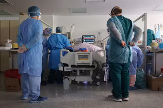 Phòng điều trị tích cực cho bệnh nhân Covid-19 tại thủ đô Athens, Hy Lạp. (Ảnh: Reuters)