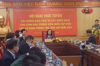 Đồng chí Trương Thị Mai, Ủy viên Bộ Chính trị, Bí thư Trung ương Đảng, Trưởng Ban Tổ chức Trung ương dự và phát biểu tại hội nghị.