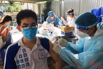 Học sinh Trường trung học phổ thông Nguyễn Đình Chiểu, thành phố Bến Tre, tỉnh Bến Tre được tiêm vaccine phòng Covid-19. (Ảnh: HOÀNG TRUNG)