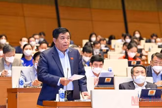 Bộ trưởng Kế hoạch và Đầu tư Nguyễn Chí Dũng trả lời vấn đề đại biểu Quốc hội nêu. (Ảnh: LINH NGUYÊN)