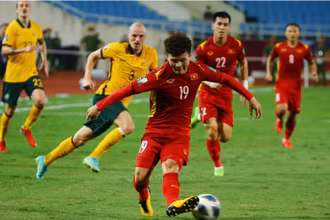 Quang Hải đi bóng trước các cầu thủ Australia tại vòng loại World Cup. (Ảnh: VFF)