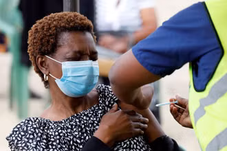 Người phụ nữ được tiêm vaccine AstraZeneca/Oxford do Chính phủ Anh tài trợ, tại Nairobi, Kenya, tháng 8/2021. (Ảnh: Reuters)