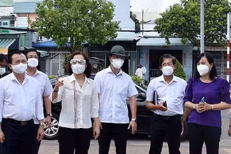 Đồng chí Lê Thị Ái Nam, Phó Bí thư Thường trực Tỉnh ủy Bạc Liêu (thứ hai từ trái qua) kiểm tra, chỉ đạo công tác phòng, chống dịch Covid-19 tại các địa phương trong tỉnh.