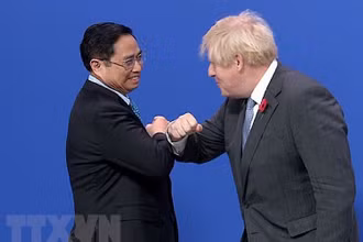 Thủ tướng Anh Boris Johnson đón Thủ tướng Phạm Minh Chính đến dự Hội nghị. (Ảnh: TTXVN)