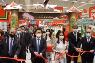 Bộ trưởng Nguyễn Hồng Diên cùng đại diện Tập đoàn Carrefour và Công ty T&T FOODS cắt băng khai mạc Tuần hàng Việt Nam.