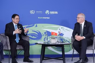 Thủ tướng Phạm Minh Chính gặp Thủ tướng Australia Scott Morrison bên lề Hội nghị COP26. (Ảnh: TTXVN)
