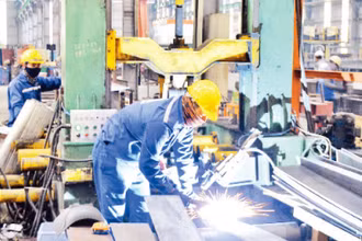 Lao động tại Công ty Cổ phần Cơ khí xây lắp thương mại Minh Cường, cụm công nghiệp Nguyên Khê, Hà Nội (Ảnh minh họa: PHƯƠNG ANH).