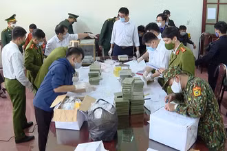 Lực lượng chức năng tiến hành kiểm đếm số lượng lớn ma túy bị bắt giữ.