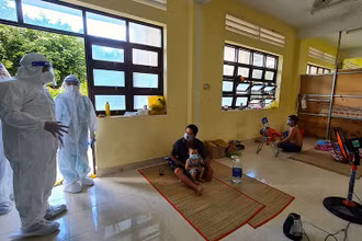 Phóng viên Thường trú Báo Nhân Dân tại Cà Mau tác nghiệp tại khu cách ly tập trung. 