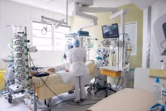 Chăm sóc bệnh nhân nhiễm Covid tại bệnh viện ở Pháp. (Ảnh: Ouest-france)