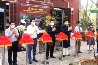 Lãnh đạo Sở Văn hóa và Thể thao, Bảo tàng Hồ Chí Minh cùng các ban, ngành cắt băng khánh thành công trình Nhà lưu niệm Bác Hồ và truyền thống Trường Quốc Học Huế.