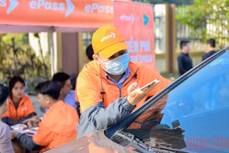 Nhân viên Công ty cổ phần Giao thông số (VDTC), thuộc Tập đoàn Viettel triển khai dán thẻ thu phí điện tử không dừng ePass cho các phương tiện.