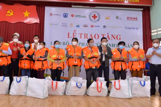 Nguyên Chủ tịch nước Trương Tấn Sang tặng áo phao cứu sinh đa năng cho ngư dân có hoàn cảnh khó khăn ở Quảng Ngãi.