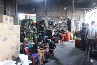 Lực lượng công an kiểm tra bên trong cơ sở.