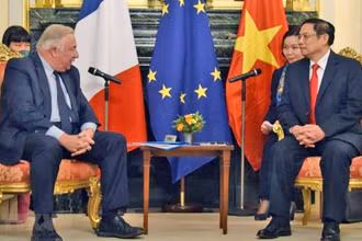 Thủ tướng Chính phủ Phạm Minh Chính và Chủ tịch Thượng viện Pháp Gerard Larcher tại buổi hội kiến. (Ảnh: TTXVN)