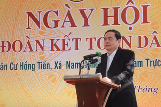 Phó Chủ tịch Thường trực Quốc hội Trần Thanh Mẫn phát biểu ý kiến tại Ngày hội Đại đoàn kết toàn dân tộc ở xóm Hồng Tiến.