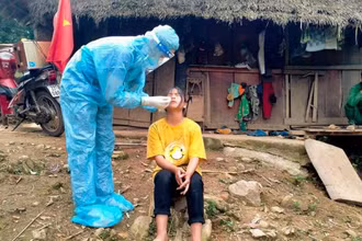 Về bản, đi nương lấy mẫu test nhanh cho người dân Mường Nhà. (Ảnh: Bác sĩ Từ Bá Hải)