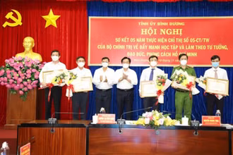 Tập thể và cá nhân nhận Bằng khen của Thủ tướng Chính phủ về thành tích xuất sắc trong học tập và làm theo Bác.