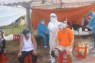 Test nhanh SARS-CoV-2 cho người dân xã Nguyệt Hóa (Châu Thành).