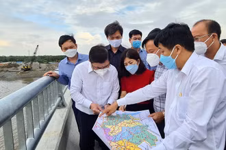 Phó Trưởng Ban Kinh tế Trung ương Nguyễn Thành Phong cùng đoàn công tác khảo sát hạ tầng giao thông đường 827D, thuộc địa phận xã Long Hậu, huyện Cần Giuộc, tỉnh Long An.