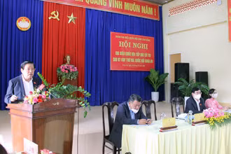 Đồng chí Phan Đình Trạc phát biểu ý kiến tại buổi tiếp xúc cử tri.
