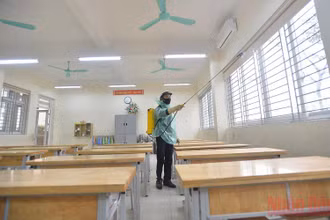 Các trường học khu vực ngoại thành Hà Nội đang thực hiện vệ sinh, khử khuẩn để đón học sinh trở lại trường.