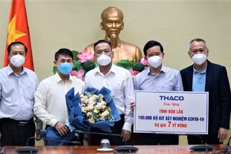 Đại diện lãnh đạo Công ty cổ phần ô tô Trường Hải trao tặng 100 nghìn bộ dụng cụ xét nghiệm nhanh SARS-CoV-2 cho tỉnh Đắk Lắk. (Ảnh: Quang Nhật)