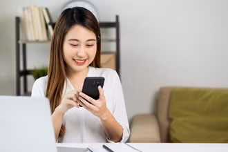 Khách hàng lựa chọn giao dịch ngân hàng trên các nền tảng số mà không cần đến nơi giao dịch để bảo đảm hạn chế tiếp xúc trong dịch Covid-19.