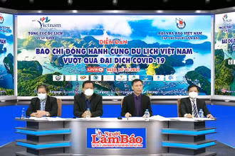 Các khách mời tham gia diễn đàn tại đầu cầu Hà Nội. 