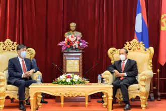 Tổng Lãnh sự Nguyễn Đăng Hùng (trái) chúc mừng Đảng bộ, Chính quyền và nhân dân tỉnh Luang Prabang nhân dịp kỷ niệm 46 năm Quốc khánh Lào. (Ảnh: Tổng Lãnh sự quán Việt Nam tại Luang Prabang)