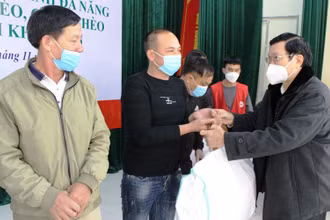Nguyên Chủ tịch nước Trương Tấn Sang trao tặng áo phao đa năng cho ngư dân xã Quảng Nham, huyện Quảng Xương.