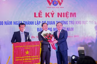 Trao cờ Thi đua của Chính phủ cho tập thể cán bộ, phóng viên, nhân viên VOV miền trung.