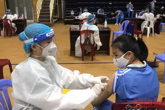 Đà Nẵng tiêm vaccine cho học sinh cấp trung học phổ thông. (Ảnh: ANH ĐÀO)