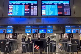 Bảng điện tử báo hoãn chuyến bay từ sân bay quốc tế O.R. Tambo (Johannesburg, Nam Phi) tới London - Heathrow (Anh), ngày 26/11. (Ảnh: Reuters)