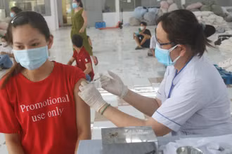 Tiêm vaccine phòng Covid-19 cho công nhân tại Công ty trách nhiệm hữu hạn Dệt may Vinh Hưng.