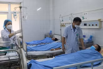 Các y, bác sĩ Bệnh viện Đa khoa tỉnh Thanh Hóa chăm sóc bệnh nhân gặp phản ứng sau tiêm chủng.