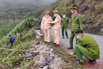 Lực lượng chức năng điều tra nguyên nhân vụ tai nạn.