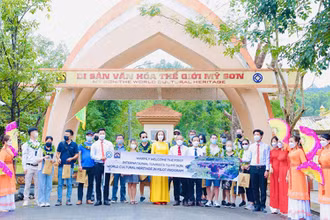 Đón tiếp những vị khách quốc tế đầu tiên đến tham quan Mỹ Sơn.