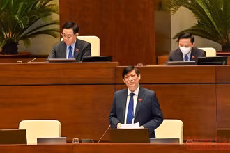 Bộ trưởng Y tế Nguyễn Thanh Long là tư lệnh ngành đầu tiên đăng đàn trả lời chất vấn sáng 10/11. (Ảnh: LINH NGUYÊN)