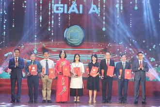 Phó Thủ tướng Chính phủ Vũ Đức Đam và Bộ trưởng Thông tin và Truyền thông Nguyễn Mạnh Hùng trao giải A - giải thưởng Sách Quốc gia lần thứ 3 năm 2020. Ảnh: QUANG VINH