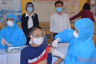 Tiêm vaccine ngừa Covid-19 cho học sinh ở Thái Bình.
