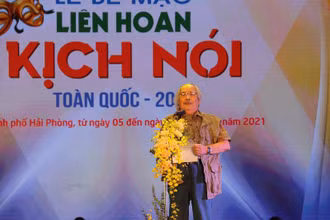 Nghệ sĩ Nhân dân Trần Minh Ngọc, Chủ tịch Hội đồng nghệ thuật phát biểu đánh giá chất lượng, chuyên môn Liên hoan. (Nguồn ảnh: Cục Nghệ thuật biểu diễn)