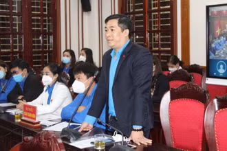 Đại diện cán bộ và đoàn viên dự hội nghị đặt câu hỏi với đồng chí Bí thư Tỉnh ủy và Chủ tịch UBND tỉnh.